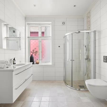 Scandinavian Luxury In Bergen's Finest Street Apartment *